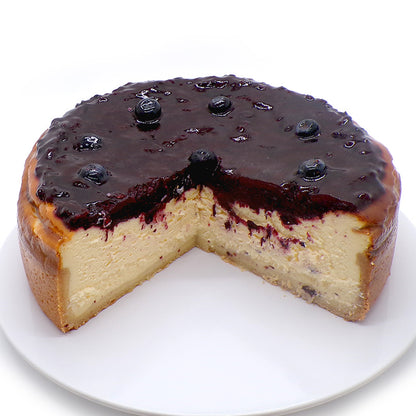 Aufgeschnittener Blaubeer Käsekuchen