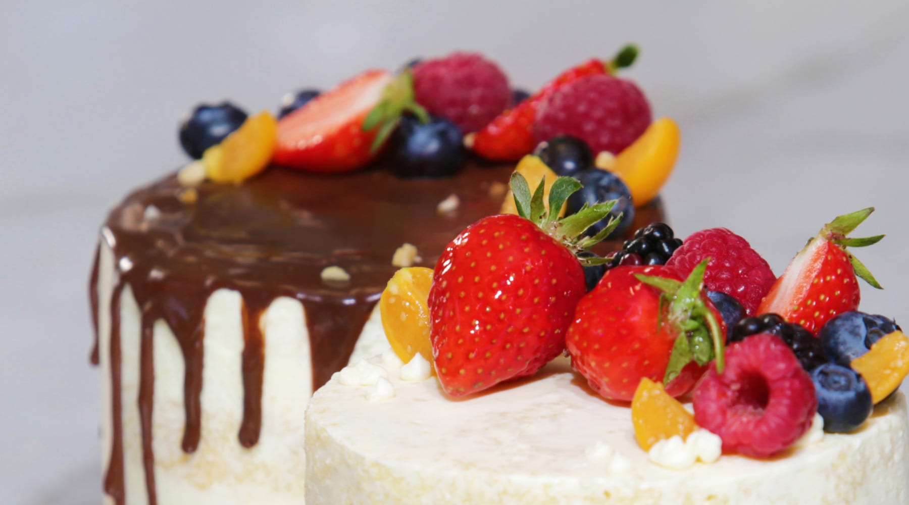 Fruchttorte mit Schokolade und roten Beeren